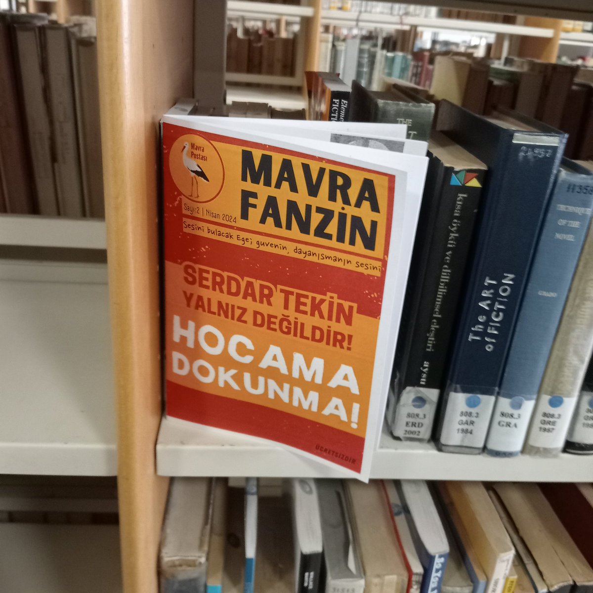 🟠 Mavra Fanzin olarak tüm Ege Üniversitesi öğrencilerine vize haftasında başarılar diliyoruz. 📢 Olurda yolunuz kütüphaneye düşerşe Mavra Fanzin' nin 2. sayısından almayı unutmayınız.