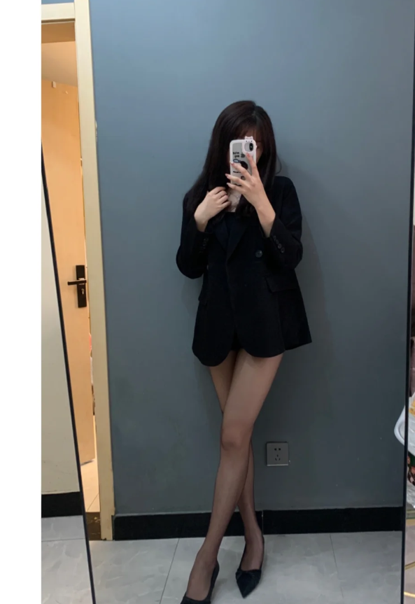 Rather than products, customers also like to know you personally, which can be shown through your circle of friends, establish a life personality, and convey warmth to gain more trust.