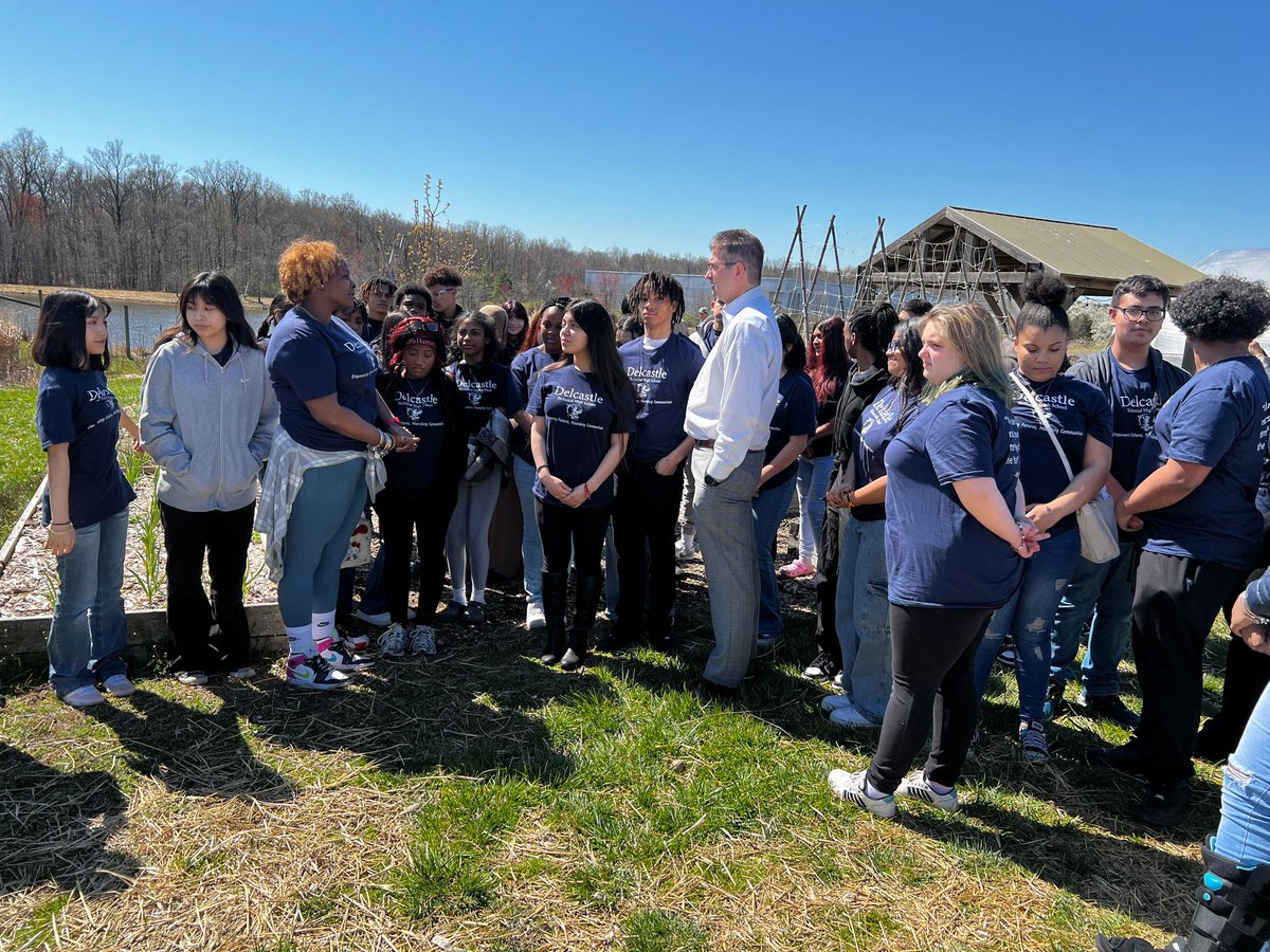 County Executive @MattMeyerDE joined philanthropists from @delcastle_ths on earlier this week at @FoodBankofDE Newark location to say 'thank you' for the volunteer work these 50+ freshman have been putting in weekly.