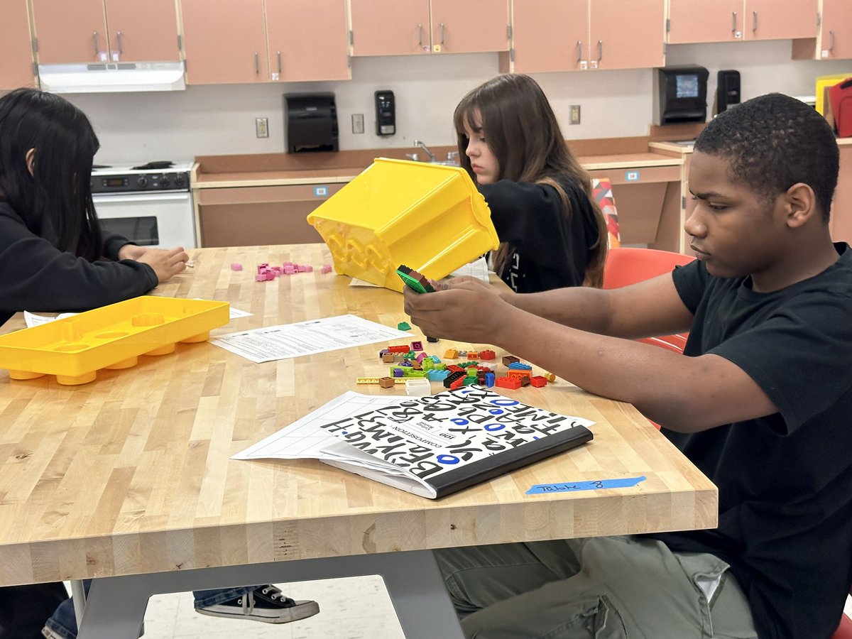 @CCMMSRedwolves 8th grade students in the Innovation Lab are prototyping a digital accessory to solve a problem using @LEGO_Group! We love using #LegoEducation. #ourden #DesignThinking