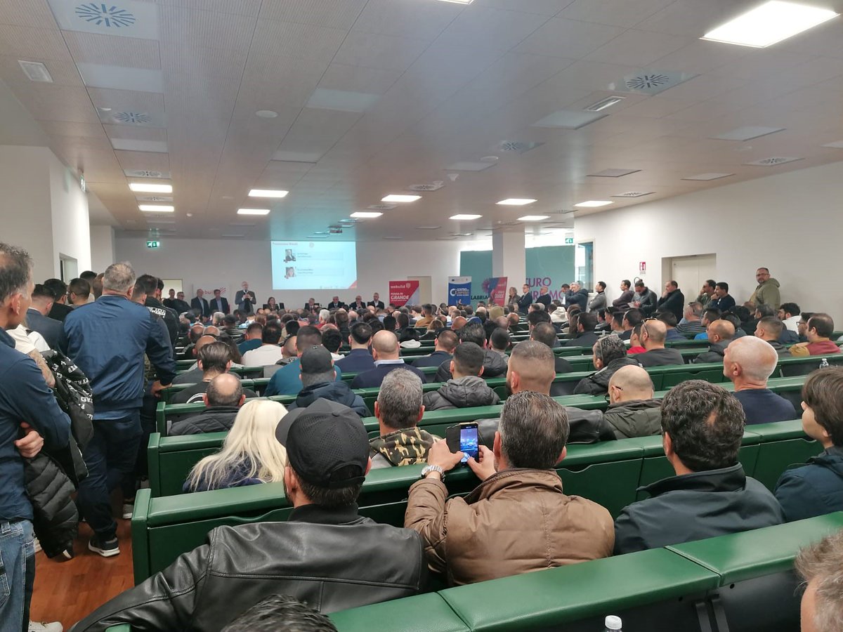 #CantiereLavoroItalia: affluenza straordinaria per il Recruiting Day #Webuild a #Catanzaro in collaborazione con <a href="/La_Calabria/">Regione Calabria</a>.

Al via l'8 aprile i primi due corsi per #formazione e #assunzione in #Calabria per i cantieri infrastrutturali in corso in #Italia.

#WebuildGroup -