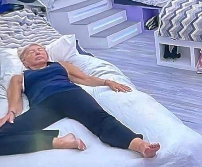 eu dormindo profundamente com o alarme definido na calculadora