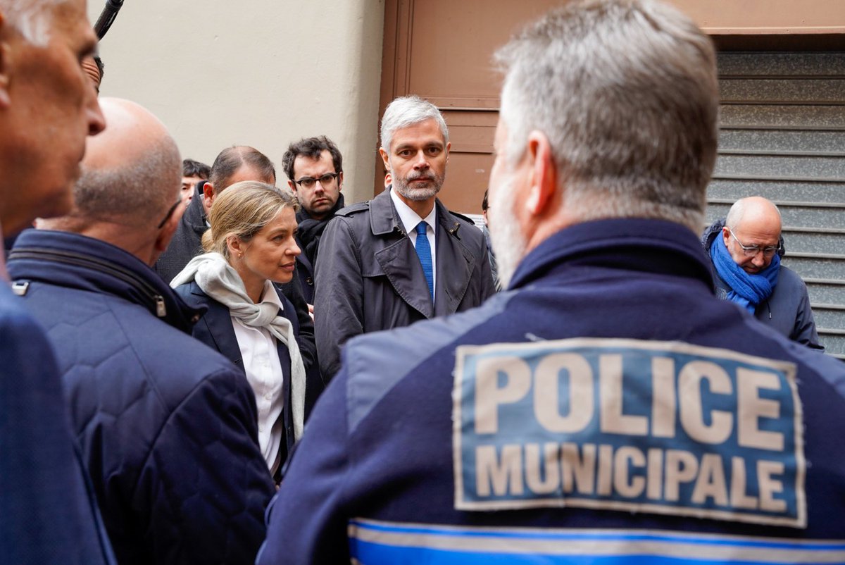 Près de Lyon ce matin avec @laurentwauquiez, @ECiotti, @fxbellamy et Christophe Gomart. Nous devons concentrer tous les moyens nationaux et européen pour éradiquer le trafic de drogues. Merci aux policiers qui s’engagent jour et nuit pour notre sécurité et celle de nos enfants.