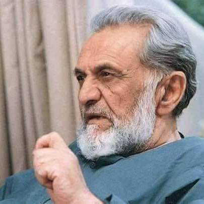 heersyaal's tweet photo. اشفاق احمد اکثر کہا کرتے تھے کہ آدمی عورت سے محبت کرتا ہے جبکہ عورت اپنی اولاد سے محبت کرتی ہے,
 اس بات کی مکمل سمجھ مجھے اس رات آئی, 
یہ گزشتہ صدی کے آخری سال کی موسمِ بہار کی ایک رات تھی. میری شادی ہوئے تقریباً دوسال ہو گئے تھے۔ اور بڑا بیٹا قریب ایک برس کا رہا ہوگا.

اس رات کمرے میں تین لوگ تھے, میں, میرا بیٹا اور اس کی والدہ! تین میں سے دو لوگوں کو بخار تھا, 
مجھے کوئی ایک سو چار درجہ اور میرے بیٹے کو ایک سو ایک درجہ. اگرچہ میری حالت میرے بیٹے سے کہیں زیادہ خراب تھی۔ 
تاہم میں نے یہ محسوس کیا کہ جیسے  کمرے میں صرف دو ہی لوگ ہیں, میرا بیٹا اور اسکی والدہ.*

بری طرح نظر انداز کیے جانے کے احساس نے میرے خیالات کو زیروزبر تو بہت کیا لیکن ادراک کے گھوڑے دوڑانے پر عقدہ یہی کھلا کہ عورت نام ہے اس ہستی کا کہ جب اسکو ممتا دیت کر دی جاتی ہے تو اس کو پھر اپنی اولادکے سوا کچھ دکھائی نہیں دیتا. 
حتیٰ کہ اپنا شوہر بھی اور خاص طورپر جب اسکی اولاد کسی مشکل میں ہو.اس نتیجہ کے ساتھ ہی ایک نتیجہ اور بھی نکالا میں نے اور وہ یہ کہ *اگر میرے بیٹے کے درد کا درمان اسکی کی والدہ کی آغوش ہے تو یقینا میرا علاج میری ماں کی آغوش ہو گی.*
 
*اس خیال کا آنا تھا کہ میں بستر سے اٹھا اور ماں جی کے کمرہ کی طرف چل پڑا. رات کے دو بجے تھے پر جونہی میں نے انکے کمرے کا دروازہ کھولا وہ فوراً اٹھ کر بیٹھ گئیں جیسے میرا ہی انتظار کر رہی ہوں. 
پھر کیا تھا, بالکل ایک سال کے بچے کی طرح گود میں لے لیا۔ 
اور توجہ اور محبت کی اتنی ہیوی ڈوز سے میری آغوش تھراپی کی کہ میں صبح تک بالکل بھلا چنگا ہو گیا.*
         
*پھر تو جیسے میں نے اصول ہی بنا لیا جب کبھی کسی چھوٹے بڑے مسئلے یا بیماری کا شکار ہوتا کسی حکیم یا ڈاکٹر کے پاس جانے کی بجائے سیدھا مرکزی ممتا شفا خانہ برائے توجہ اور علاج میں پہنچ جاتا.
* وہاں پہنچ کر مُجھے کچھ بھی کہنے کی ضرورت نہ پڑتی۔ بس میری شکل دیکھ کر ہی مسئلہ کی سنگینی کا اندازہ لگا لیا جاتا. 
میڈیکل ایمرجنسی ڈیکلئر کر دی جاتی. 
مجھے میڈیکل سپرنٹنڈنٹ (ماں جی ) کے ہی بستر پر لٹا دیا جاتا اور انکا ہی کمبل اوڑھا دیا جاتا, کسی کو یخنی کا حکم ہوتا تو کسی کو دودھ لانے کا, خاندانی معالج کی ہنگامی طلبی ہوتی, الغرض توجہ اور محبت کی اسی ہیوی ڈوز سے آغوش تھراپی ہوتی اور میں بیماری کی نوعیت کے حساب سے کبھی چند گھنٹوں اور کبھی چند پہروں میں روبہ صحت ہو کر ڈسچارج کر دیا جاتا.
     
یہ سلسلہ تقریباً تین ماہ قبل تک جاری رہا۔ 
وہ وسط نومبر کی ایک خنک شام تھی, جب میں فیکٹری سے گھر کیلئے روانہ ہونے لگا تو مجھے لگا کہ مکمل طور پر صحتمند نہیں ہوں, تبھی میں نے  آغوش تھراپی کروانے کا فیصلہ کیا اور گھر جانے کی بجائے ماں جی کی خدمت میں حاضر ہو گیا, لیکن وہاں پہنچے پر اور ہی منظر دیکھنے کو ملا. ماں جی کی اپنی حالت کافی ناگفتہ بہ تھی پچھلے کئی روز سے چل رہیے پھیپھڑوں کے عارضہ کے باعث بخار اور درد کا دور چل رہا تھا۔
    میں خود کو بھول کر انکی تیمارداری میں جت گیا, مختلف ادویات دیں, خوراک کے معروف ٹوٹکے آزمائے. 
مٹھی چاپی کی,مختصر یہ کہ کوئی دو گھنٹے کی آؤ بھگت کے بعد انکی طبیعت سنبھلی اور وہ سو گئیں. 
میں اٹھ کر گھر چلا آیا. 
ابھی گھر پہنچے آدھ گھنٹہ ہی بمشکل گذرا ہوگا کہ فون کی گھنٹی بجی, دیکھا تو چھوٹے بھائی کا نمبر تھا, سو طرح کے واہمے ایک پل میں آکر گزر گئے. جھٹ سے فون اٹھایا اور چھوٹتے ہی پوچھا, بھائی سب خیریت ہے نا, بھائی بولا سب خیریت ہے *وہ اصل میں ماں جی پوچھ رہی ہیں کہ آپکی طبیعت ناساز تھی اب کیسی ہے……*

   ........ اوہ میرے خدایا…
     
اس روزمیرے ذہن میں ماں کی تعریف مکمل ہو گئی تھی۔ ماں وہ ہستی ہے جو اولاد کو تکلیف میں دیکھ کر اپنا دکھ,اپنا آپ  بھی بھول جاتی ہے.

 شاید اس تحریر کو پڑھنے سے کسی کو سیدھی راہ مل جائے اور کسی کے غم دور ہو جائیں.
