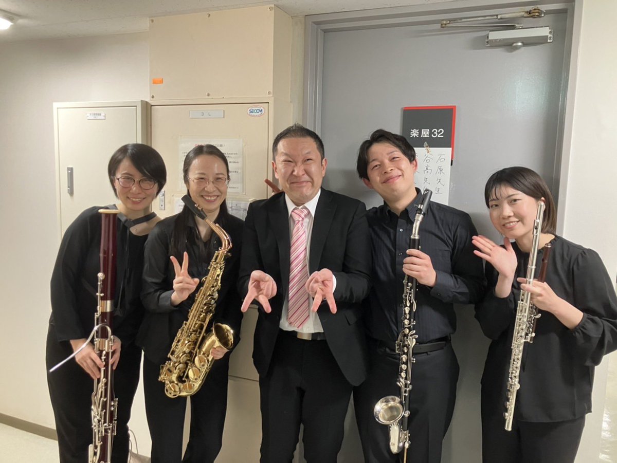 hirakei908153's tweet photo. 町田高校吹奏楽部の定期演奏会でスパークのクラリネットコンチェルトのソリストを務めさせていただきました！
「あぁ、楽しい…」と思えた本番はいつぶりだっただろう…終わってほしくなかった…。
生徒たちも一生懸命演奏してくれ、安心して後ろを任せることができました！
皆にブラボー！！ https://t.co/ohkDLRdUkg
