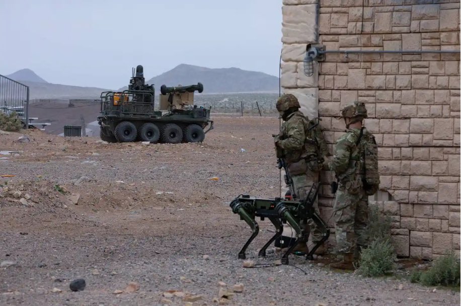 1_319AFAR's tweet photo. What is innovation? 🤖 

This past month, Loyalty worked with @2BCT_FALCONS and @316CAVBDE at Project Convergence to test new &amp; game-changing tech for the entire Army.

New Drones, Jammers, &amp; AI were used for experimentation in order to keep the 82nd ABN at the cutting edge! https://t.co/rtsIgeDk8O