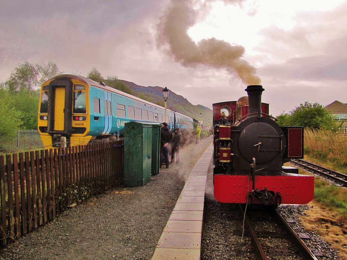 Steam trains this Saturday and Sunday on the #narrowgauge Welsh Highland Heritage Railway in #Porthmadog Come and see us via the #Cambrian Railway for a really scenic journey in #Wales #Cymru 🏴󠁧󠁢󠁷󠁬󠁳󠁿👍 @tfwrail @CambrianLine @NetworkRailWAL @Wales_On_Rails @Gr8LittleTrains @visitwales