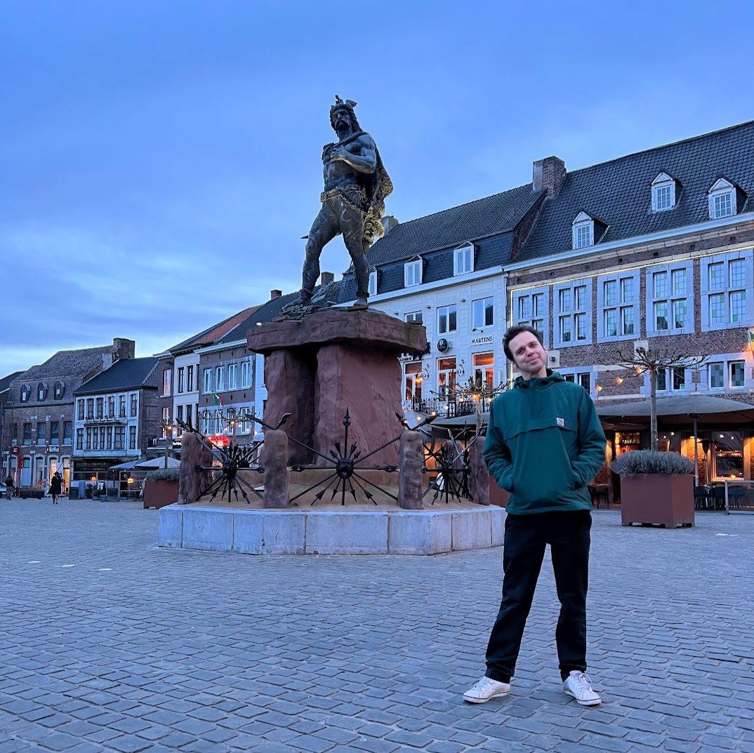 protpod's tweet photo. De laatste 3 afleveringen die jullie hoorden, waren als het ware de "Tongeren-Trilogie"; ze werden op 1 dag opgenomen bij Evi in Tongeren. Kristof zag de kans om een klein toeristisch uitstapje te maken. Hier wat beeldmateriaal.
#protpod #tongeren https://t.co/9lQxw6mCls