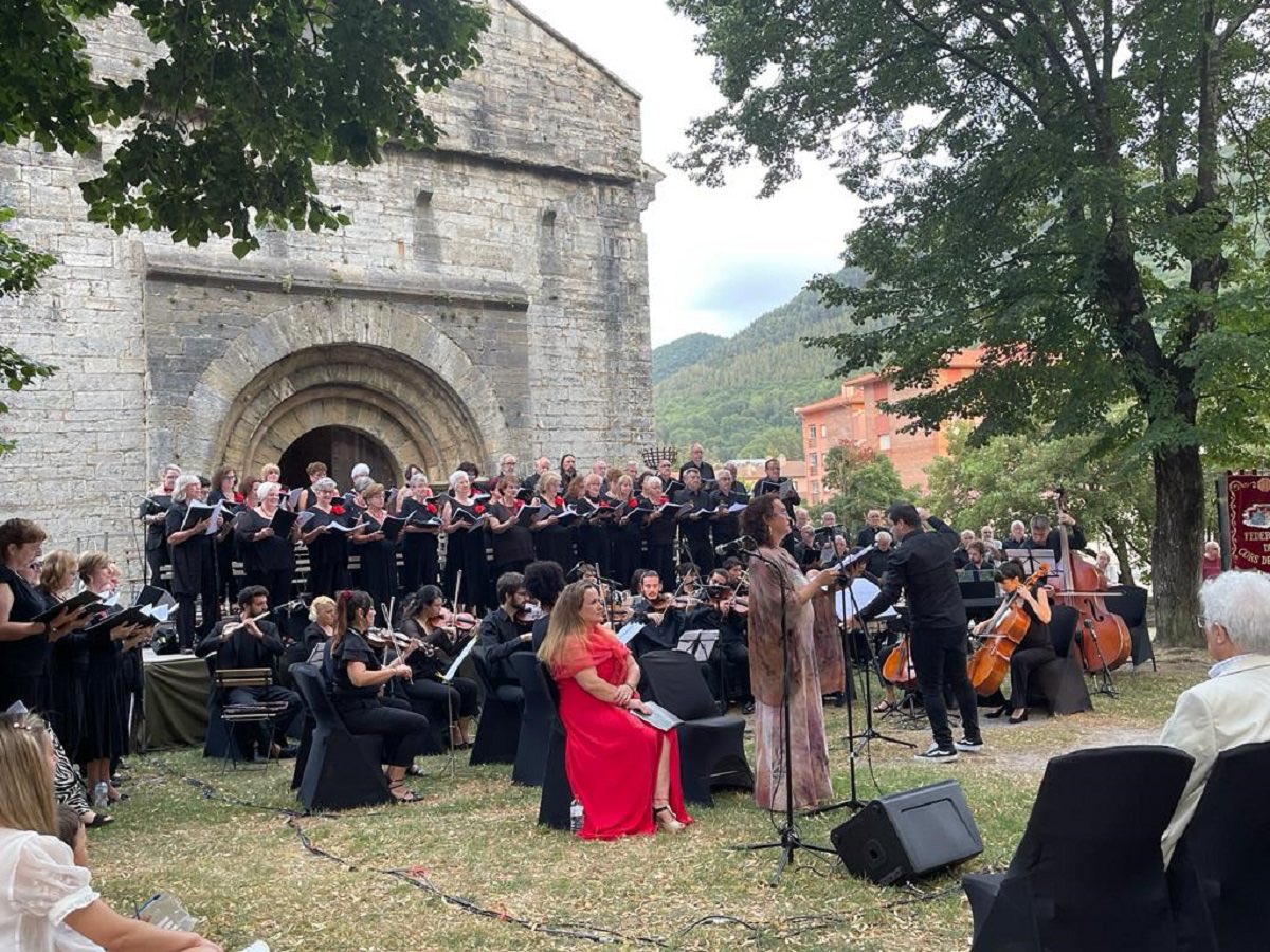 CorsClave's tweet photo. 🔴 Nominats als Premis Josep Anselm Clavé del #CantCoral a #Catalunya 2023. #SomCorsClavé @MoviCoralCat 

🎵 Categoria millor producció: 

 Un Cant a la Vida. #CoralCamprodon Coral Fundació @nataciosab82675 https://t.co/cPkq3edjpI