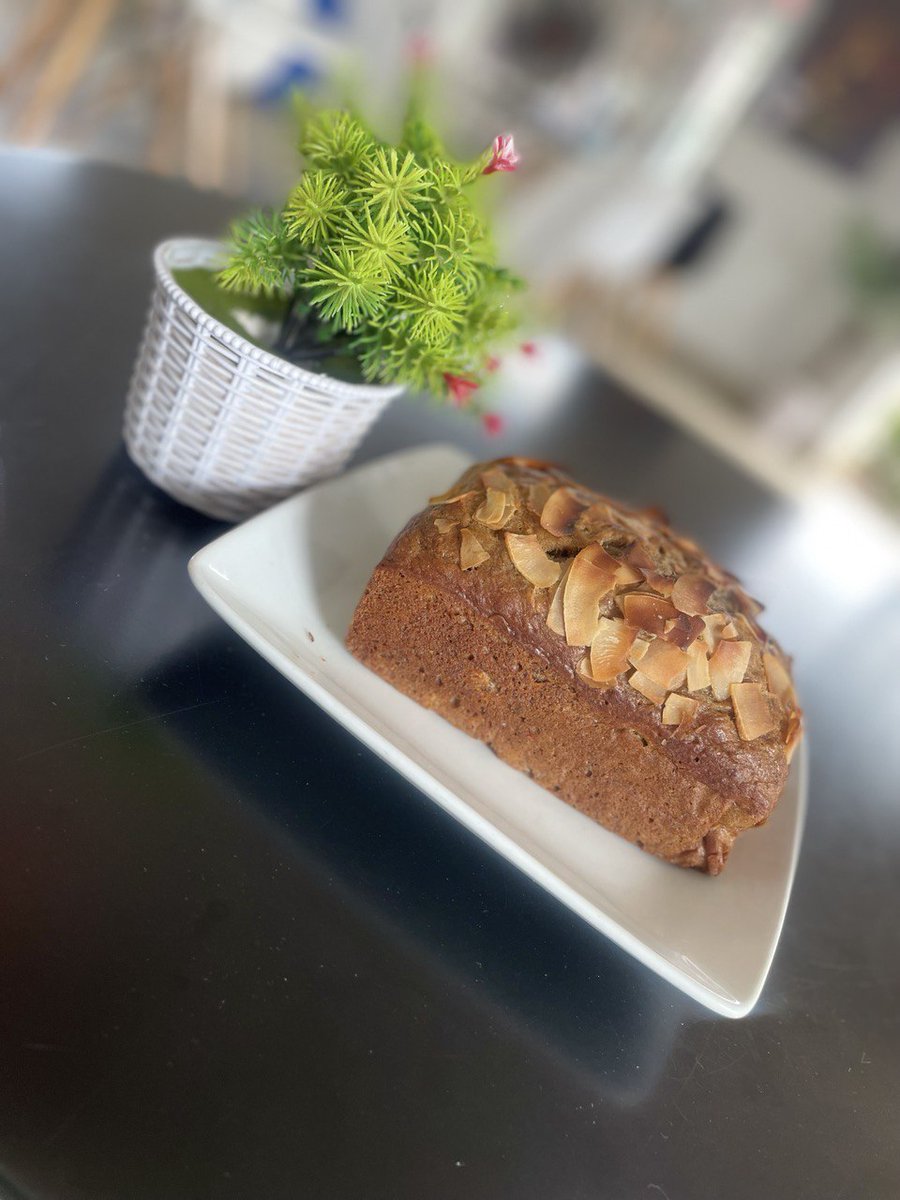 Banana bread with crispy coconut toppings..... You'll love jt 😊 (in @real_olaoflagos voice) 

Available for order within Ekiti 
08101726911

#ekiti #bread #kriscakes #ado