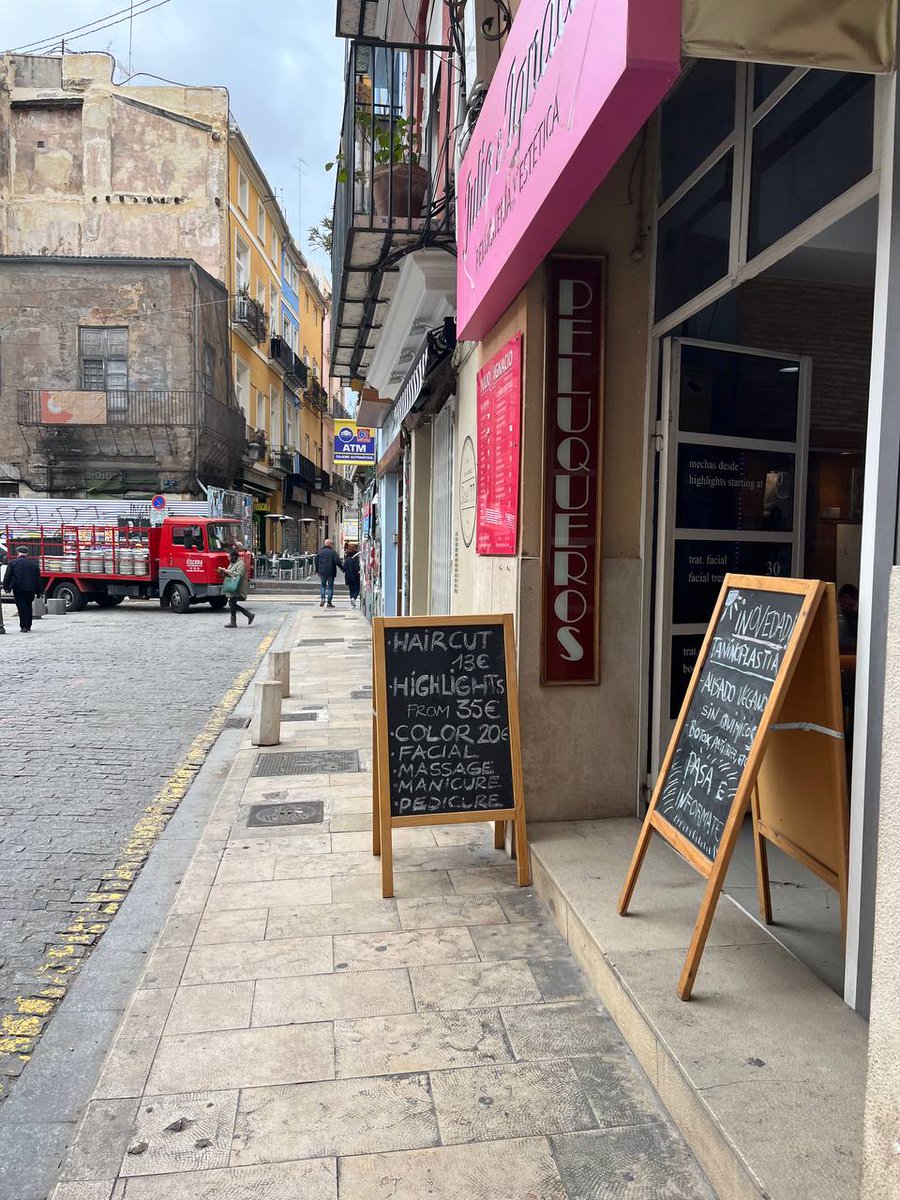 Se está avanzando mucho pero todavía se ven establecimentos en Valencia con la rotulación íntegramente en catalán

Y donde halla una agresión al castellano allí estaremos para denunciar