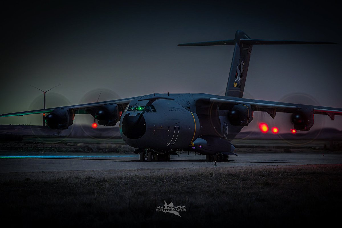 Operaciones nocturnas.

@EjercitoAire #ala31

@ETAP #etap #ejercitodelaire #militarytransport #aviation #avgeek #a400m #airforce #nightoperations @AirbusDefence