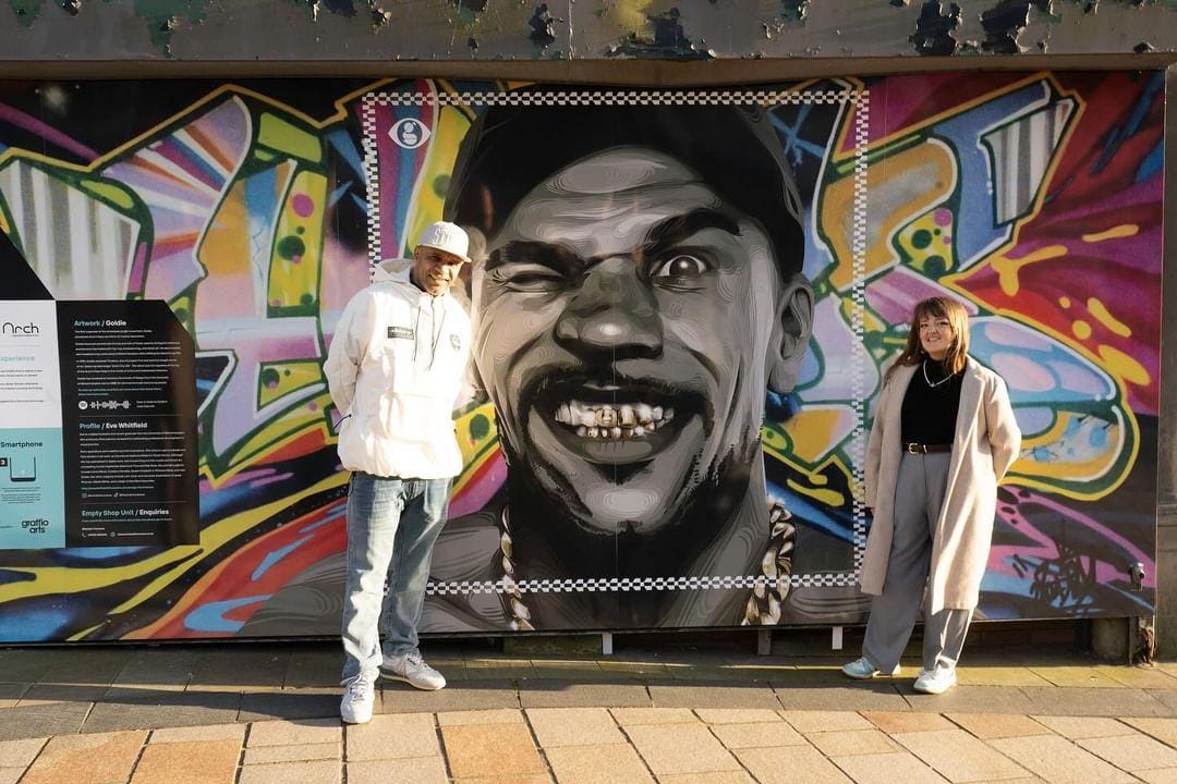 Great to see @MRGOLDIE & recent Illustration graduate Eve Whitfield, pictured next to Eve's mural of the man himself. Eve specialises in semi-realistic portrait illustrations. She graduated last year with a first-class degree in Illustration. Read more: instagram.com/p/C5A6r-Tt1uM/…