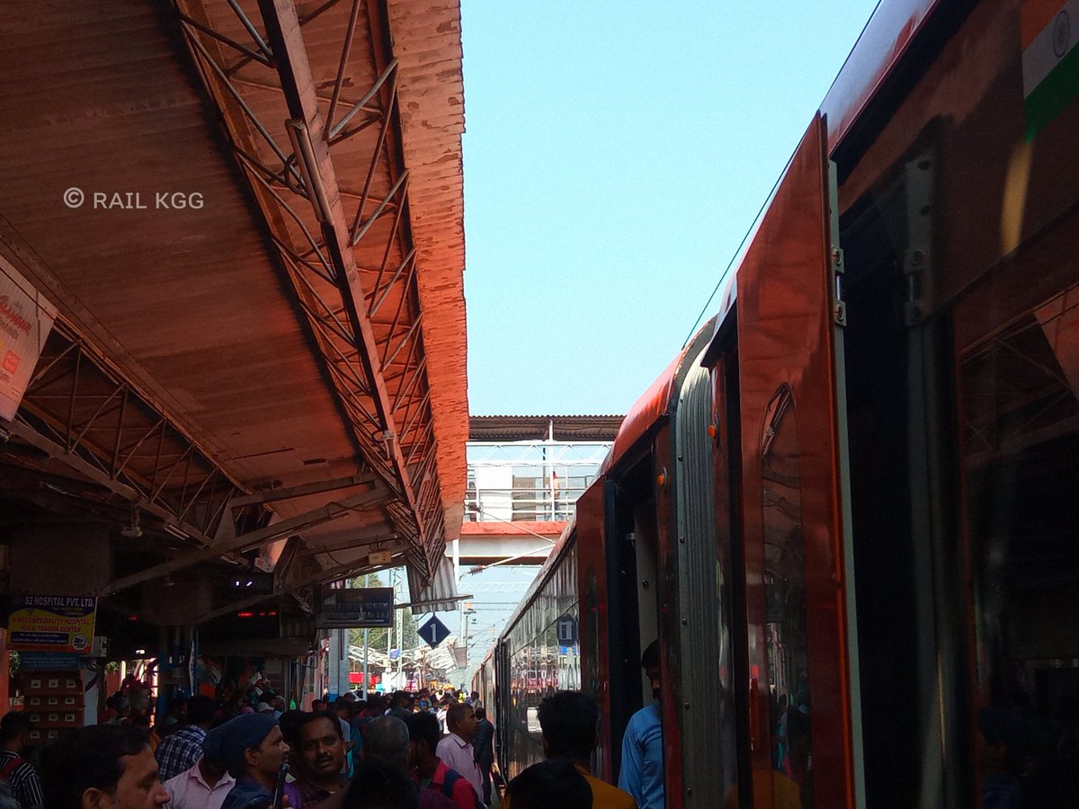 अंहा के अपन वंदे भारत एक्स्प्रेस 🫶🧡

#22233  New Jalpaiguri ~ Patna #VandeBharat Express waiting for its Departure from #Khagaria Jn