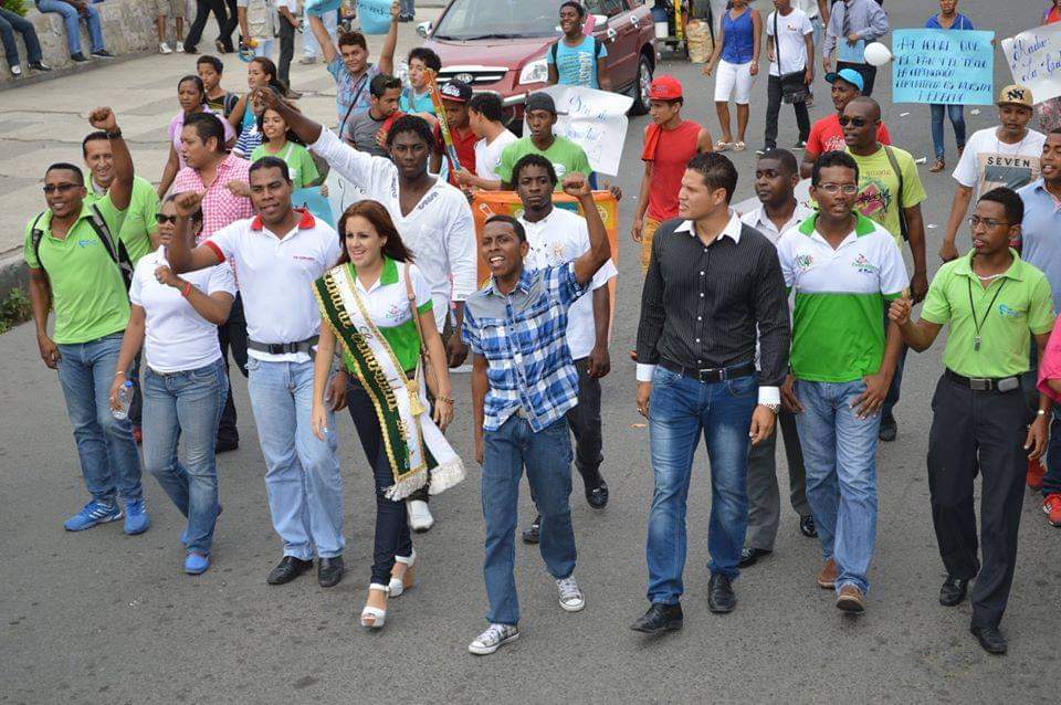 'Caminando con determinación junto a quienes verdaderamente abrazan las causas sociales, dejando atrás a aquellos que se desvían hacia el oportunismo. 💪✨ Nuestras luchas siguen siendo auténticas y comprometidas, siempre en favor de nuestra gente. #FirmezaEnLaCausaSocial'