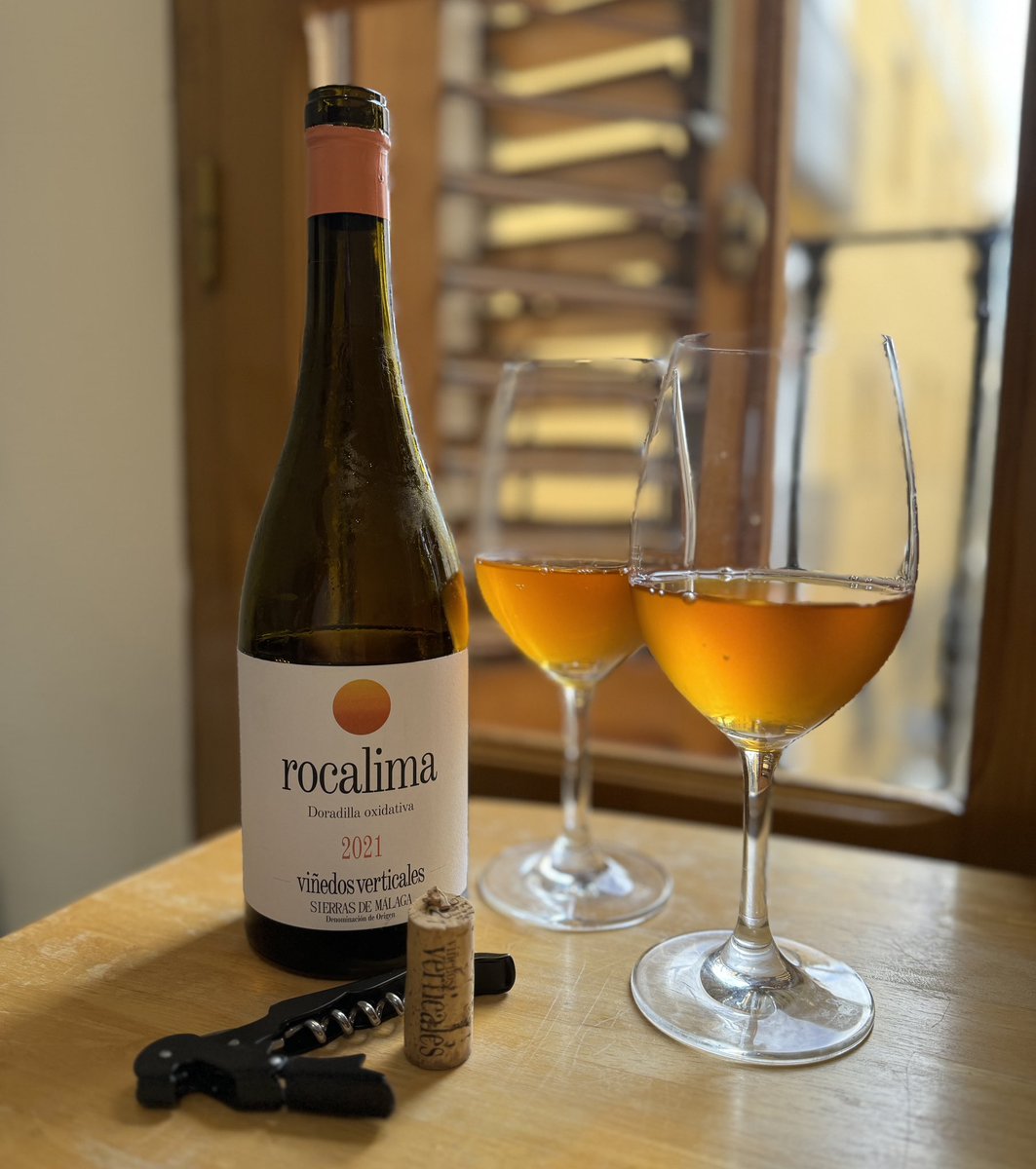 It’s #WineWednesday! 🥂 Today we’re at home with Rocalima the latest in the Viñedos Verticales <a href="/VVerticales/">Viñedos Verticales</a> range.

Rocalima comes from a single vineyard located in area of Cuesta de Los Jacintos in Moclinejo, currently the only Doradilla vineyard planted in Axarquía.