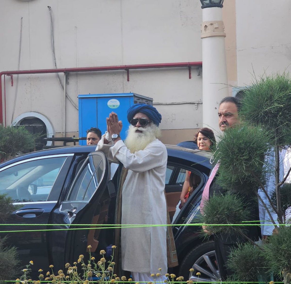 SadhguruTamil's tweet photo. தொடர்ந்து சிறப்பாகக் குணமடைந்து வரும் சத்குரு, மருத்துவமனையில் இருந்து டிஸ்சார்ஜ் செய்யப்பட்டார். | Continuing to make a Strong Recovery, Sadhguru gets Discharged from Hospital.

#Sadhguru #SpeedyRecovery #DischargedFromHospital https://t.co/vKF3uKKgBt