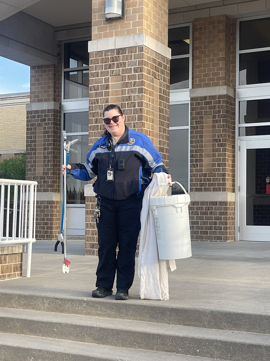 LHSRedhawks's tweet photo. Thank you @FriscoPD and Amanda Weddle for catching Pepe Le Pew 🦨 out in front of liberty HS. She’s a total rockstar!!! #FriscoPD #FISD https://t.co/LCJqjTB9bw