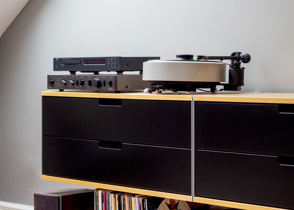 Black, beech & beats… Twin ‘floating’ wall-mounted two-drawer 606 cabinets in a combination of black and beech, elegantly catering for a turntable and other audio equipment in North London. Visit our website to browse the six available colour options: vitsoe.com/606