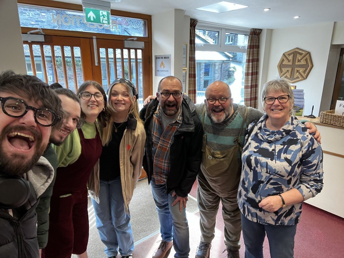 What a complete joy to serve alongside the brilliant @revsmeth and @chrisduffettart at the special @lee_abbey_devon. A bunch of creatives journeying Easter through poetry/art. Keep storytelling about the ultimate storyteller who changed our story 🫰💪🏻🙏 #BodyTired #HeartFull