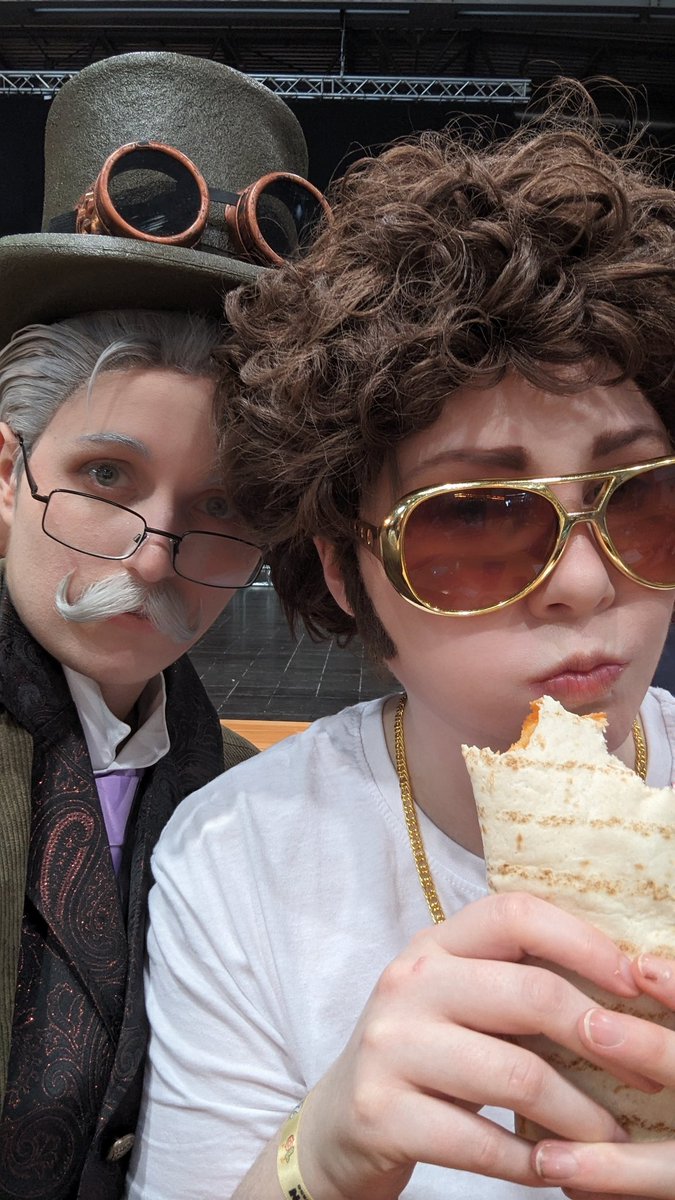 LBM was such a blast and we debuted our most favourite comfy cosplay for "having fun days" at cons! Cavendish and Dakota ! Love them with all our heart and wish for another life sign from Milo Murphys Law.

#dakota #cavendish <a href="/DanPovenmire/">Dan Povenmire</a>