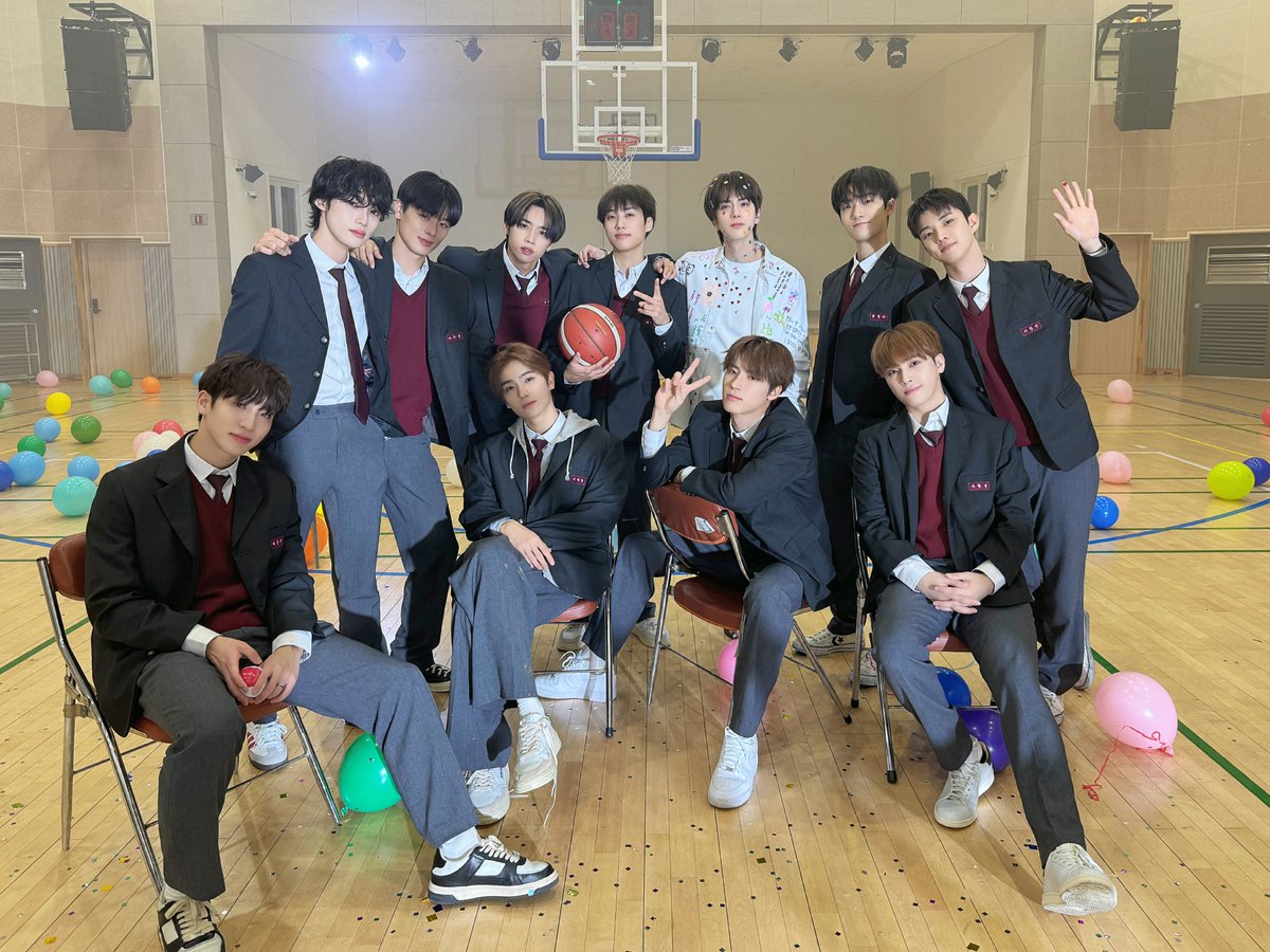 IST_THEBOYZ's tweet photo. [📸] 더보이즈가 쇼챔피언에서 1위를 수상했습니다🏆 오늘도 소중한 추억을 만들어준 너무나도 고마운 더비🥹 더비와 함께라면 더보이즈의 하루하루는 So sweet like Nectar🌟

#THEBOYZ #더보이즈 #PHANTASY #Love_Letter #Nectar https://t.co/RvHxXyqltt