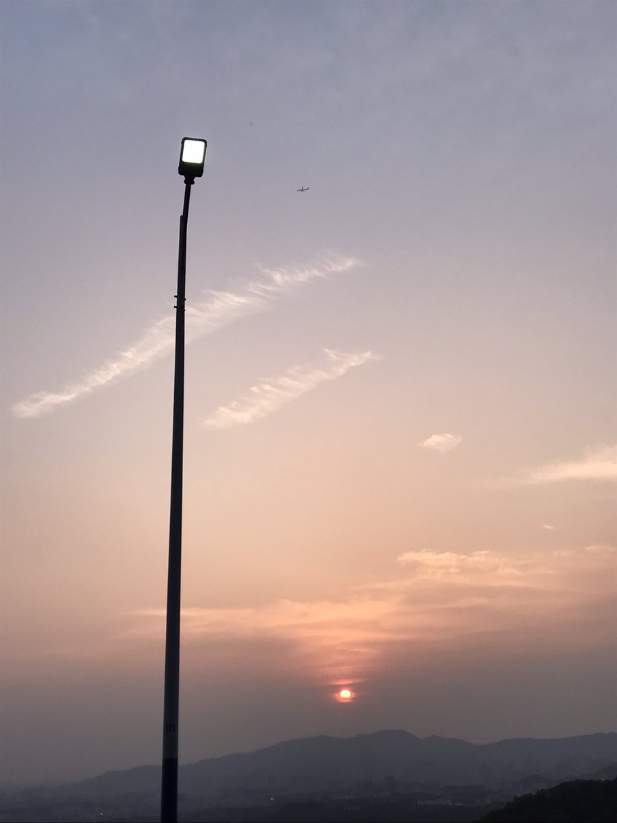 hello2019we's tweet photo. 黄昏最后一盏灯亮起，还能高歌一曲，荡气回肠地穿梭在谷底 https://t.co/haEZi8y4gS