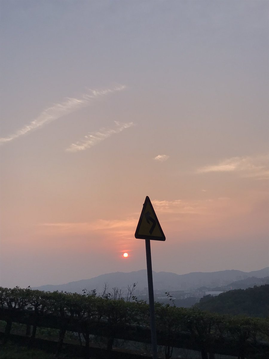 hello2019we's tweet photo. 黄昏最后一盏灯亮起，还能高歌一曲，荡气回肠地穿梭在谷底 https://t.co/haEZi8y4gS