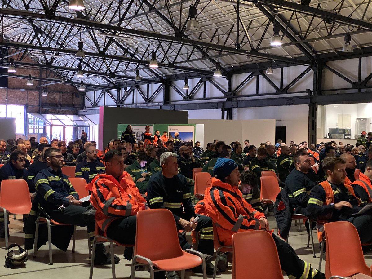 UilmNazionale's tweet photo. #Metalmeccanici #Lavoro #RinnovoCCNL

👷‍♂️👷‍♀️Al via la seconda assemblea con i lavoratori dello stabilimento di Dalmine (Bergamo) della Tenaris, in vista del rinnovo del contratto nazionale 🔵🔵🔵

@UilmBg https://t.co/PEtzYP0oWL