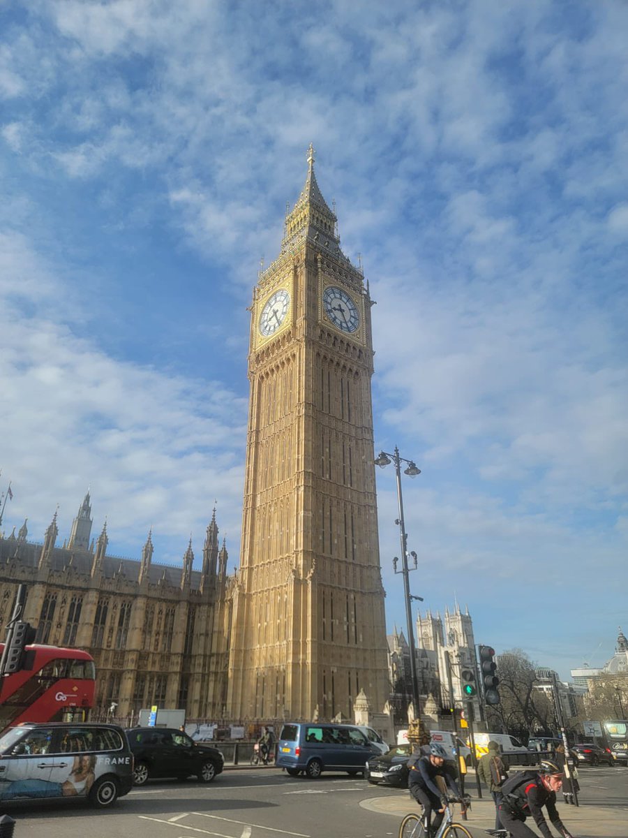 DaudetAles's tweet photo. Pendant qu’il pleut dans le Gard, nos élèves de 3ème profitent de Londres sous le soleil ! #euro #LCE 
Merci aux enseignants pour l’organisation et l’encadrement de ce séjour 🇬🇧🇬🇧 https://t.co/WrbNvEfZZi