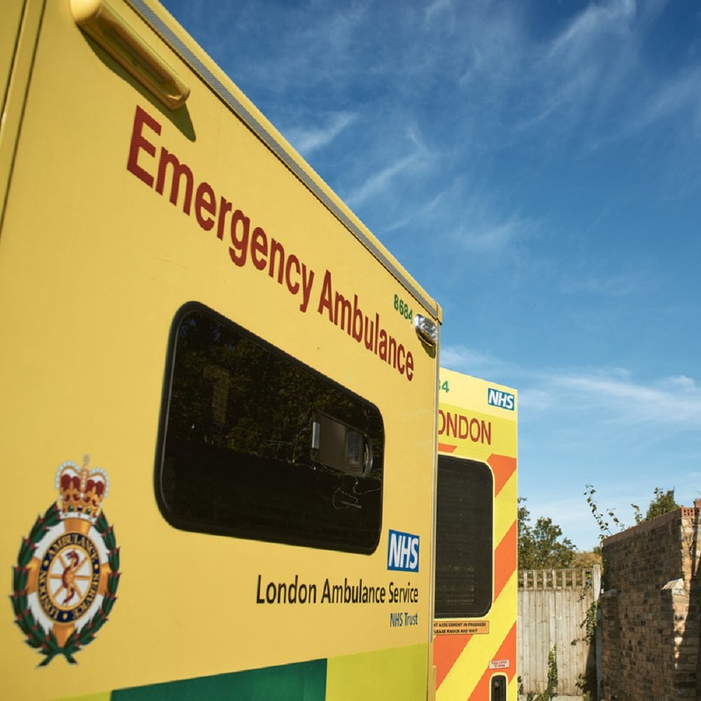 As we get ready for a busy Easter #BankHoliday in London, you can help us by 🔽 ✅ Using 111 Online for urgent medical help 🚨 Saving 999 for serious medical emergencies 💊 Stocking up on medication you might need More info 🔗 buff.ly/3PGc74V