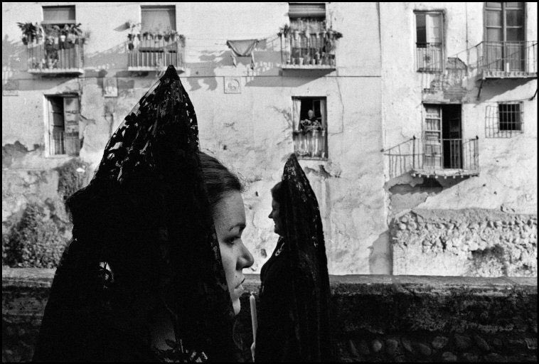 LaPeliculera's tweet photo. En 1984, el fotógrafo italiano Ferdinando Scianna visitó y documentó la Semana Santa en Granada, dejándonos estas fotos. https://t.co/zhrPC9A9gP