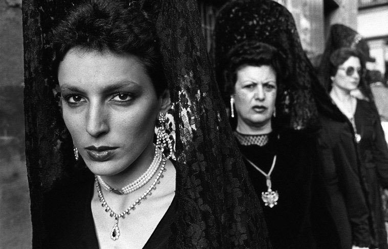 LaPeliculera's tweet photo. En 1984, el fotógrafo italiano Ferdinando Scianna visitó y documentó la Semana Santa en Granada, dejándonos estas fotos. https://t.co/zhrPC9A9gP