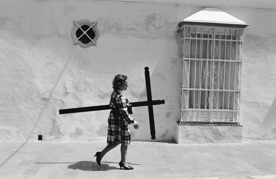 LaPeliculera's tweet photo. En 1984, el fotógrafo italiano Ferdinando Scianna visitó y documentó la Semana Santa en Granada, dejándonos estas fotos. https://t.co/zhrPC9A9gP