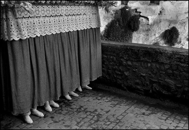 LaPeliculera's tweet photo. En 1984, el fotógrafo italiano Ferdinando Scianna visitó y documentó la Semana Santa en Granada, dejándonos estas fotos. https://t.co/zhrPC9A9gP