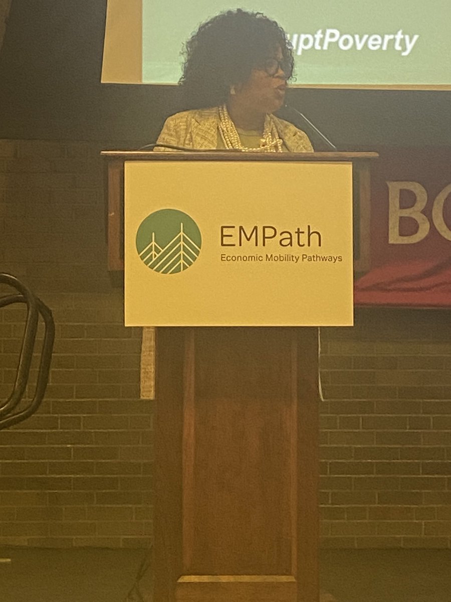 Abenaa46's tweet photo. 500 folks all here to discuss ways to end poverty. #empath #DisruptPoverty https://t.co/xeCuCEA9oJ