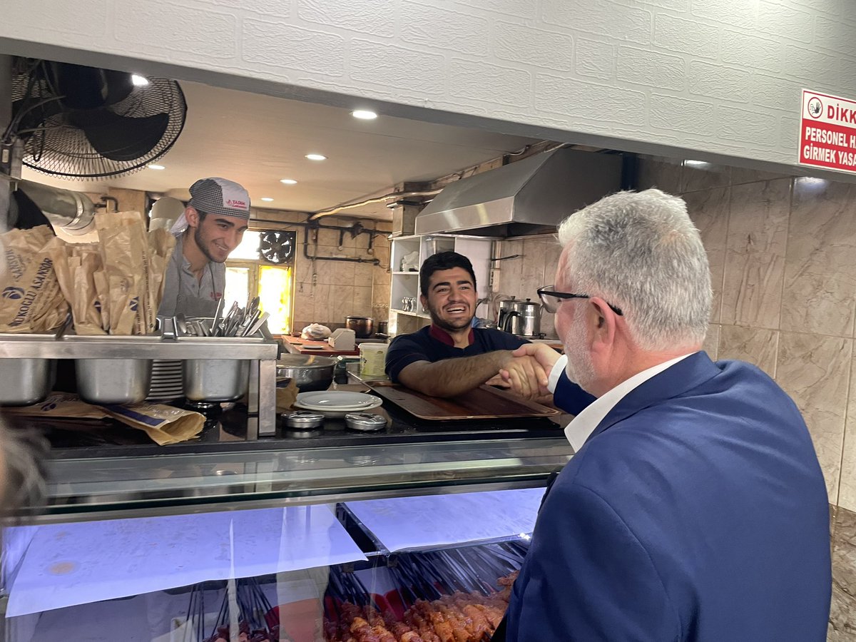 Az bir zaman kaldı, Siirt’imizin gerçek belediyecilikle tanışma zamanı geldi. 

Esnaf ziyaretlerimiz devam ediyor, ulaşılmadık kimseyi bırakmamaya kararlıyız. 

#BizimleOlur
#BuSeferHÜDAPAR