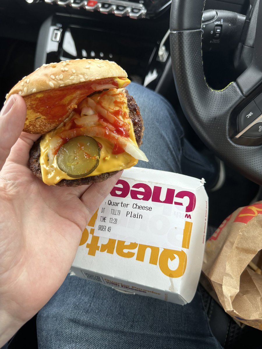 harryd215's tweet photo. Doesn’t look very plain to me @McDonaldsUK https://t.co/eaKt2odkfc