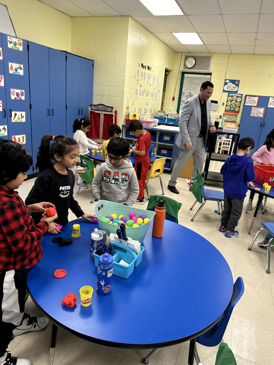 MsBarry110919's tweet photo. We loved our lesson with @mikeseiler82 ! We had a blast with the Spring STEM activity and working together!!! @jmprimary https://t.co/5WrUFk9XRM