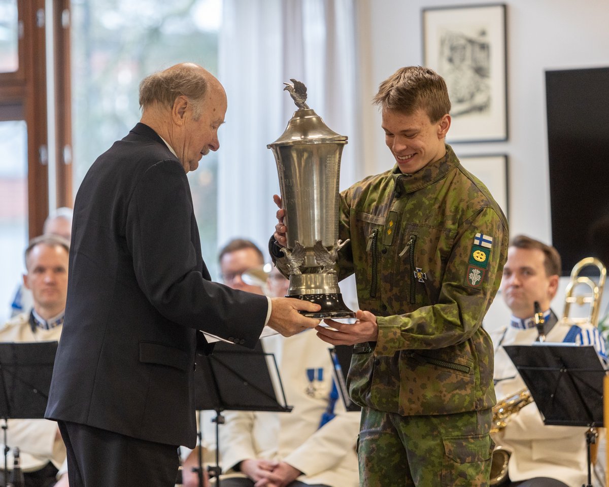 Santahaminassa toimiva Puolustusvoimien Urheilukoulu viettää parhaillaan kotiutusviikkoa. Sotilaskodissa pidetyssä kotiuttamisjuhlassa palkittiin Urheilukoulusta pian kotiutuvia tiedustelijoita. Onnittelemme lämpimästi kaikki palkittuja! 👏 #kaartjr #urhk