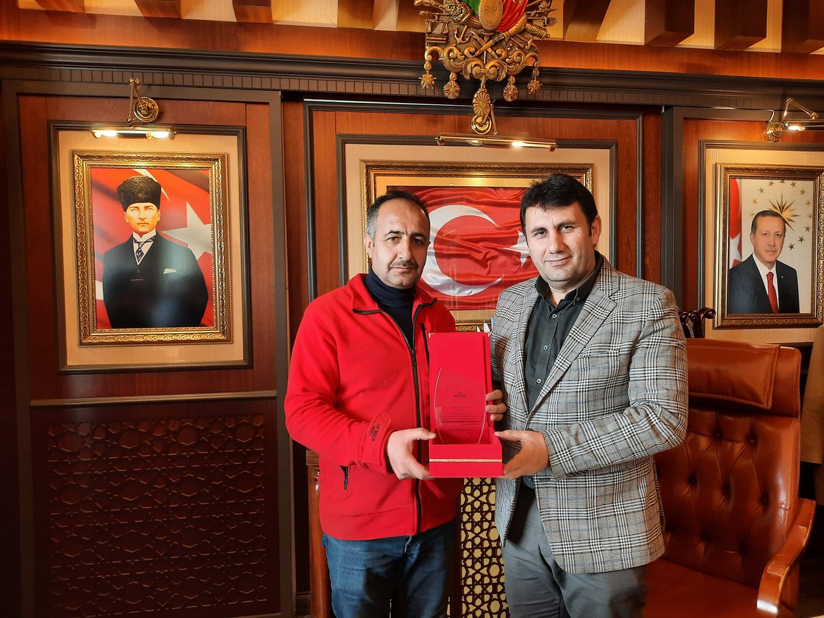 akmelikyasar's tweet photo. Kurulduğu günden bu yana yardıma ihtiyacı olan herkesin yanında yer alan #TürkKızılay Çat Şube Başkanımız Sn. Aydın Yılmaz ve kıymetli heyetini belediyemizde ağırladık.

Kızılay Şube Başkanımıza, kıymetli yönetimine, nazik ziyaretleri ve hoş sohbetlerinden dolayı teşekkür ederim. https://t.co/R8rzUn8HQq