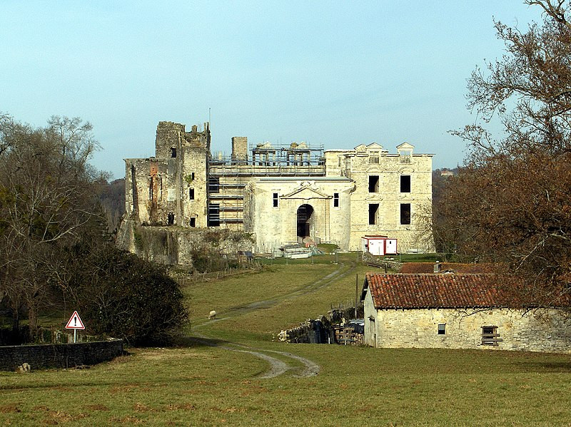 MonumentumFr's tweet photo. Château de Bidache à #Bidache (#PyrénéesAtlantiques) Après avoir traversé un fossé, l'entrée du château se fait par une porte de style classique, de la fin du XVIIe siècle, établie entre deux tours rondes dont ...
Suite 👉 https://t.co/QoUY9jaDpv
#Patrimoine #MonumentHistorique https://t.co/92oSY4BNOV