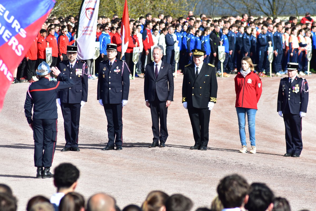 [23/03] Samuel Gesret, secrétaire général de la préfecture de la #Mayenne, a présidé la cérémonie d'ouverture du cross national des @PompiersFR à #Laval, aux côtés d'@olivierrichefou, du @sdis53, de l'@udsp53 et de @mariealefur, marraine de l'édition 2024.