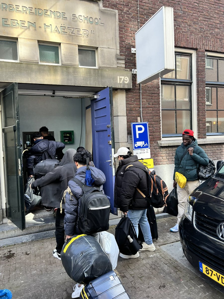 Net 44 minderjarige asielzoekers welkom geheten samen met het COA in een van onze panden in Amsterdam. We doen ons deel om ze niet buiten te hoeven laten slapen. @THDV1855