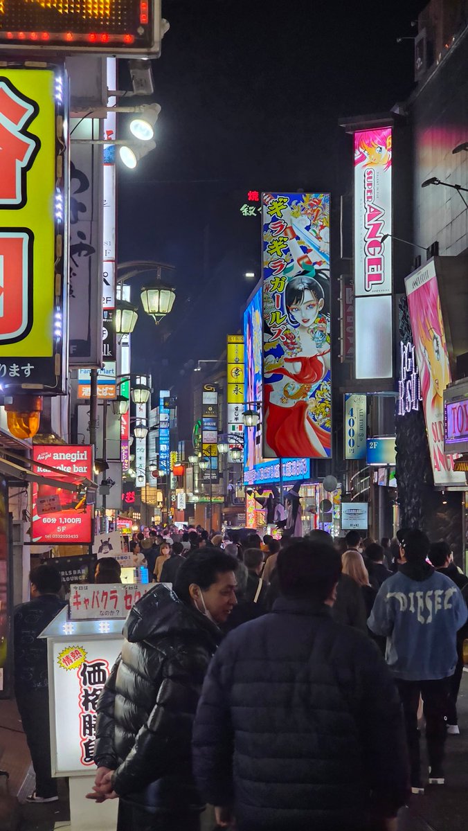 AengusWolf's tweet photo. Zum Abschluss noch einen kleinen Streifzug mit @DekyrCH durch Shinjuku gemacht und nachgeschaut was Godzilla so macht, naja hat 'n leichten Überhang zur Dramatik für seinen Auftritt.
Immer diese Echsentiere 🙄

#Railfox #CargoWolf https://t.co/rRndTaEHMh
