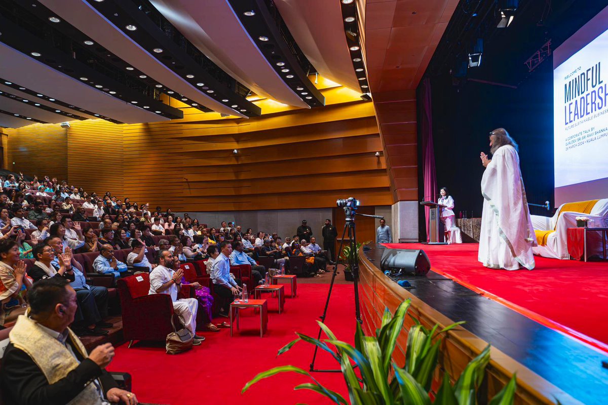 Gurudev's tweet photo. A session on leadership for distinguished business leaders and influencers in Kuala Lumpur before departing for Penang. https://t.co/J5HEleIIfv