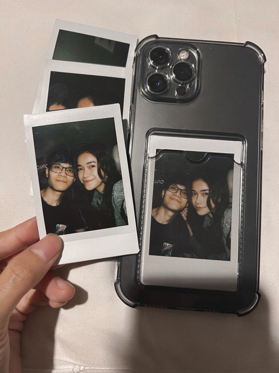 Namorar pra ter polaroid juntos na capinha do celular