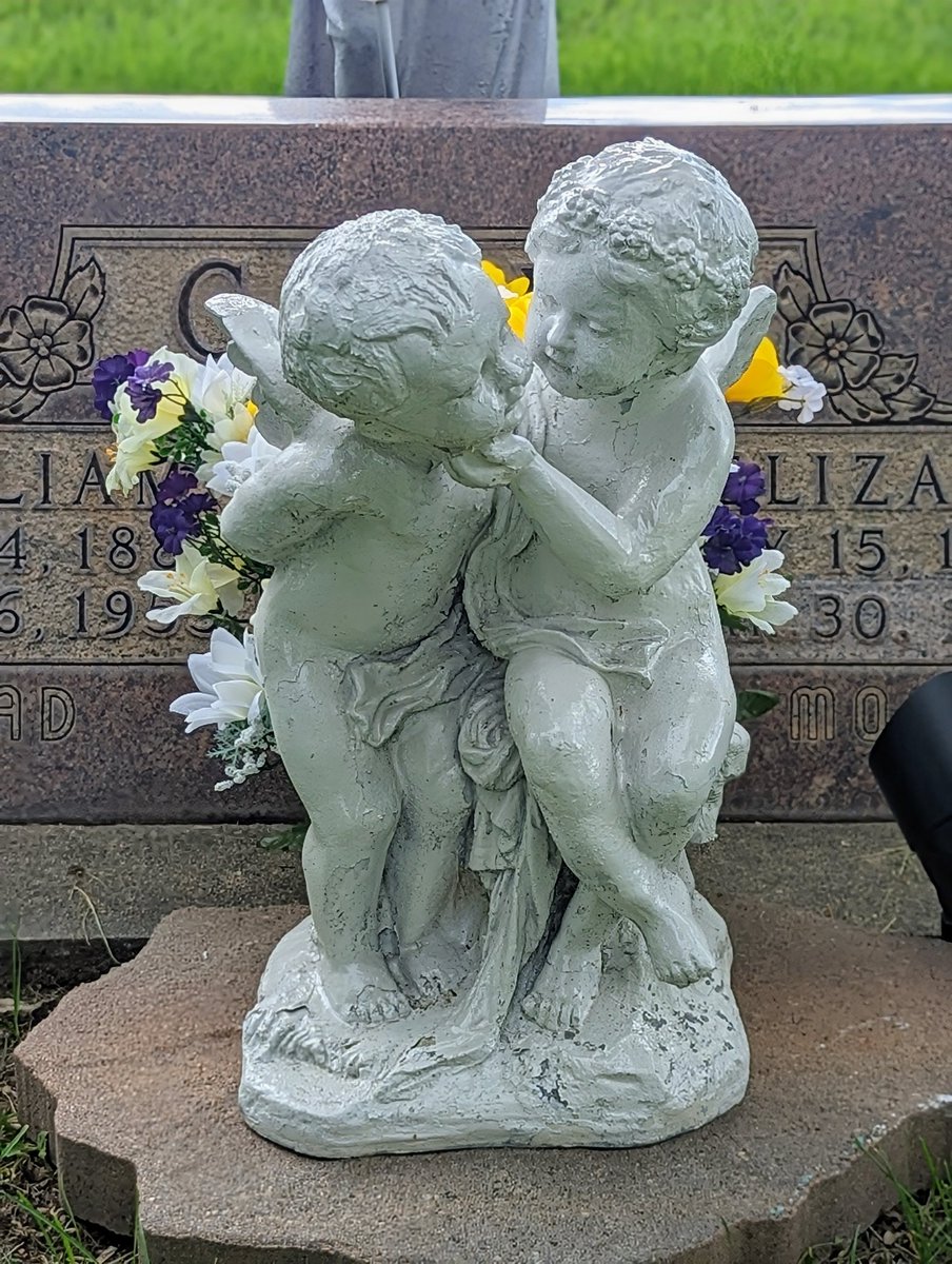 Wednesday Wisdom 🦉'The power of love is really pretty tremendous! Love is something that changes the whole world.' ~ Tennessee Williams, The Glass Menagerie Photo: Lafayette Cemetery - Lafayette, Colorado theordinaryextraordinarycemetery.com #WednesdayWisdom #tennesseewilliams #love