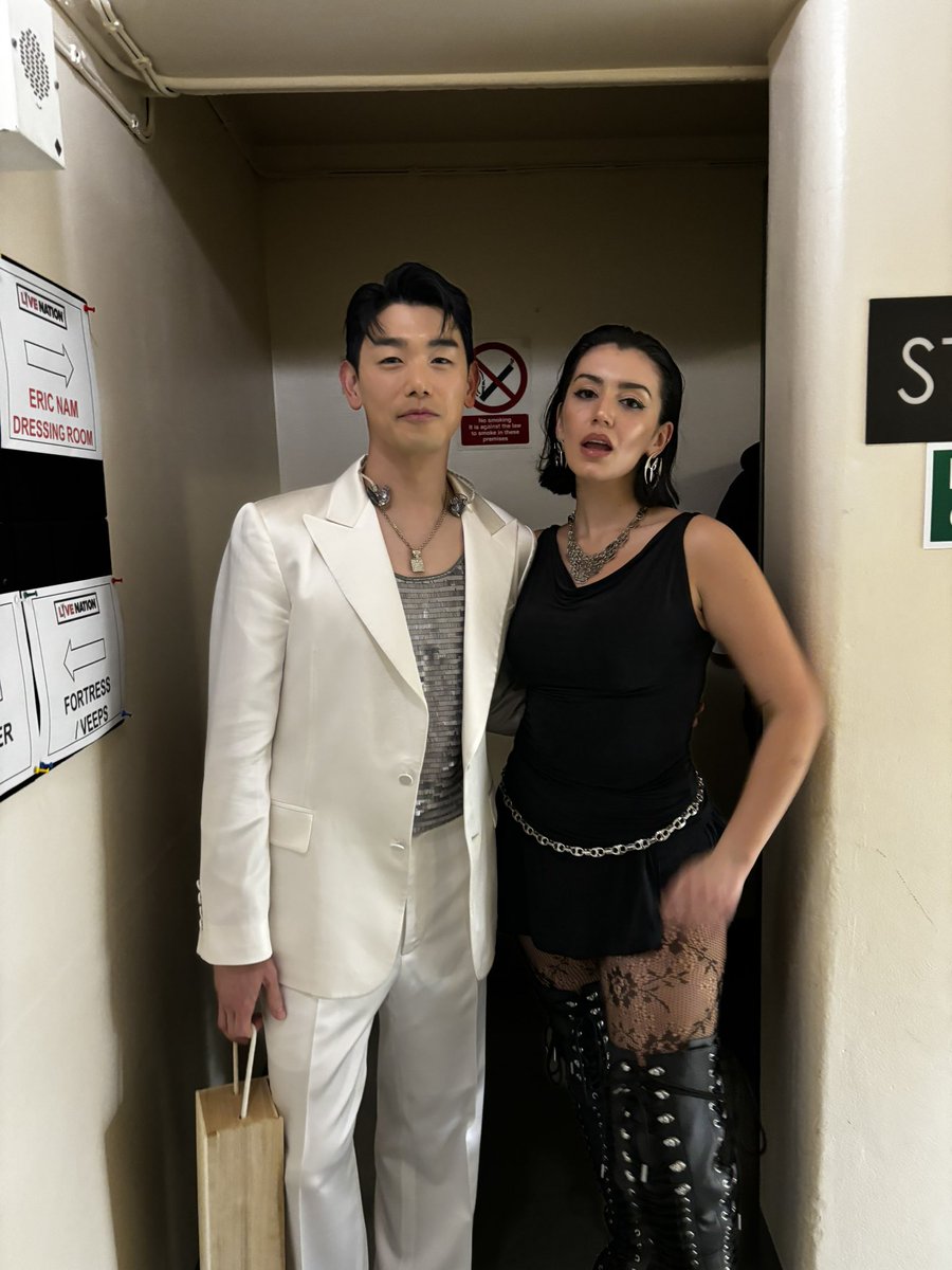 GRACEYmusic_'s tweet photo. nothing says thanks for having me like a nice wooden box! @ericnamofficial ur the best 🖤 https://t.co/JRYg64fx9a