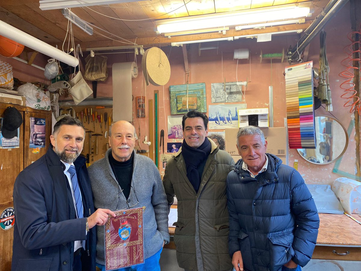 comunevenezia's tweet photo. 🪡 L’assessore al Commercio e alle Attività produttive @SebaCostalonga ha consegnato questa mattina il gagliardetto del Comune di Venezia a Ettore Silvestri, rinomato tappezziere di Campo San Polo che termina la sua attività 

🧵 Seguendo le orme del padre, il maestro ha iniziato la sua professione negli anni sessanta, dedicandosi con passione ad una delle più antiche professioni artigianali, la tappezzeria

🔹 Ad accompagnare l’assessore alcuni consiglieri della Municipalità di Venezia, Murano e Burano